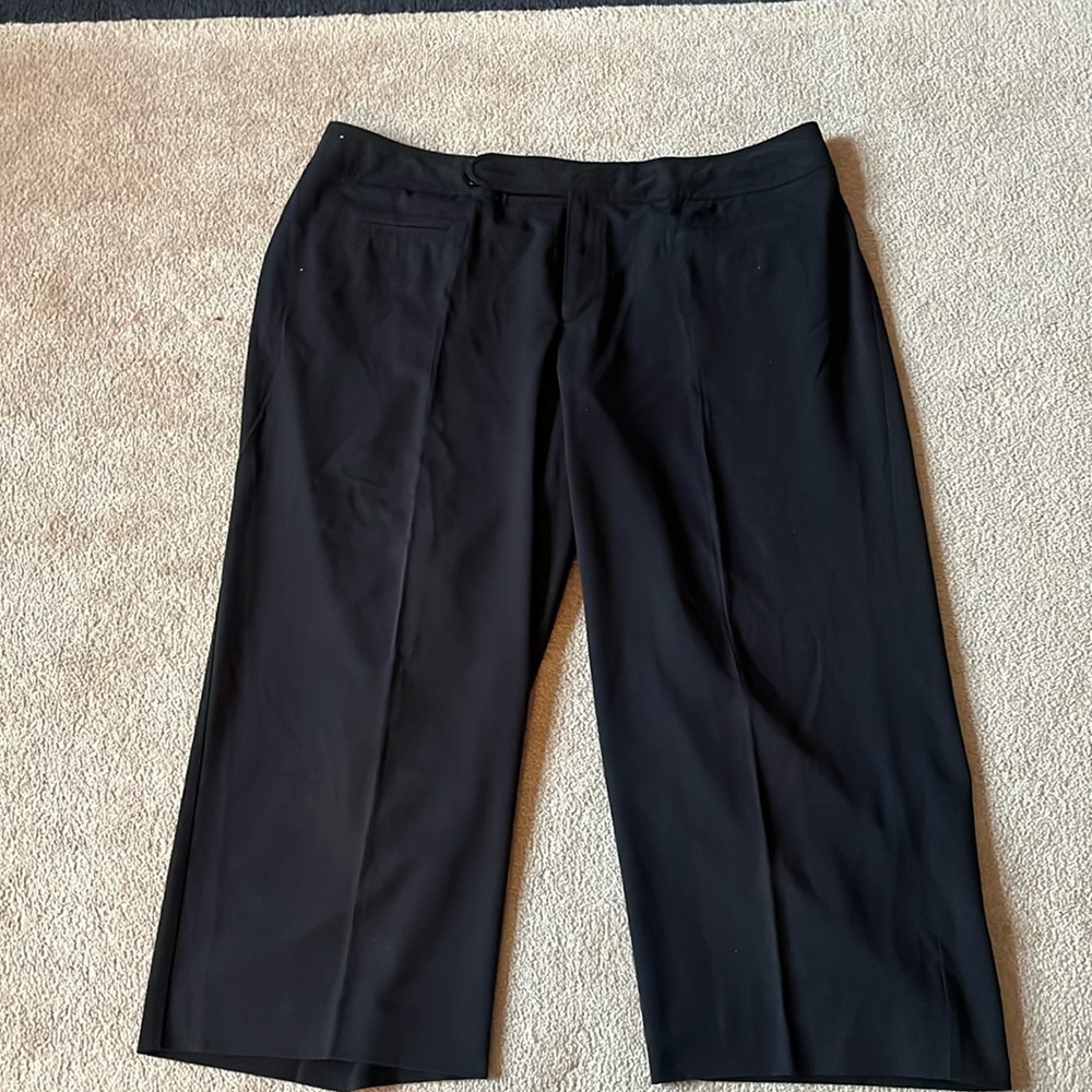 Womens like new bk. capris, Sz.16W, zip front w 2 front pockets,Dressy or casual